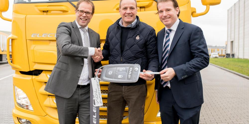 VDL and DAF deliver first electric truck to Jumbo